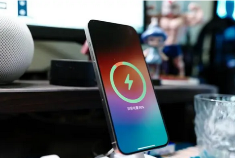昌宁苹果15换屏服务分享用什么充电器给iPhone15充电更好 